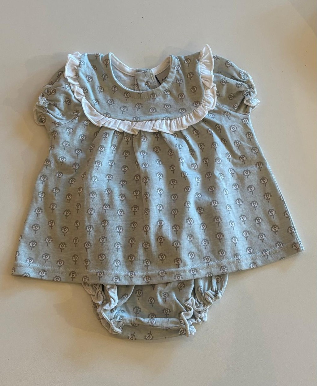 566-0197f18a-7045-73d3-92e7-463896d463b1.jpg Conjunto corto florecitas verde 18m - Imagen 1