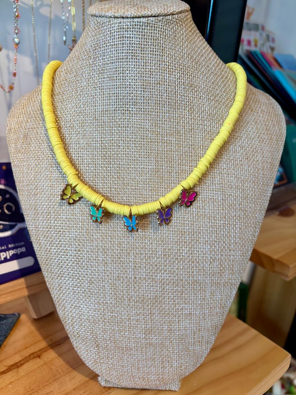 566-01980086-dd5e-744f-9059-9b2673710ce7.jpg Collar Pucas mariposas - Imagen 1