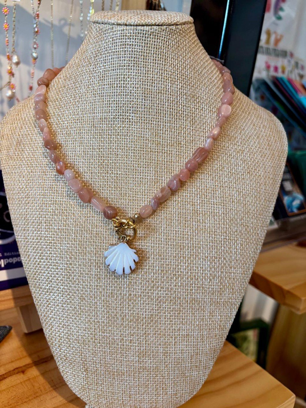 566-01980088-73ae-7780-b41d-7aceb07dd81a.jpg Collar Piedras beige conchita - Imagen 1