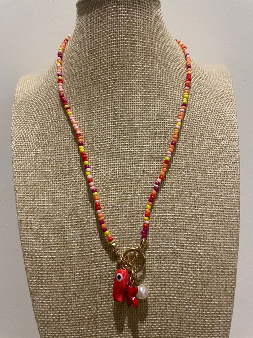 566-019dc6db-3b08-733b-9483-d649920caa89.jpg Collar Beads pez rojo conchita roja - Imagen 1