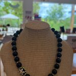 Collar piedras Obsidian negras flor