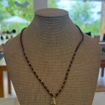Collar pez dorado beads café